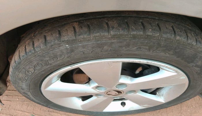 2016 Skoda Rapid AMBITION 1.6 MPI MT, Petrol, Manual, 67,773 km, tyre