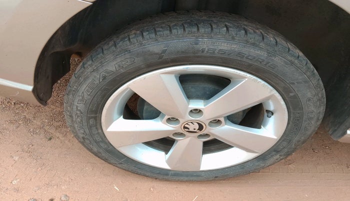 2016 Skoda Rapid AMBITION 1.6 MPI MT, Petrol, Manual, 67,773 km, tyre