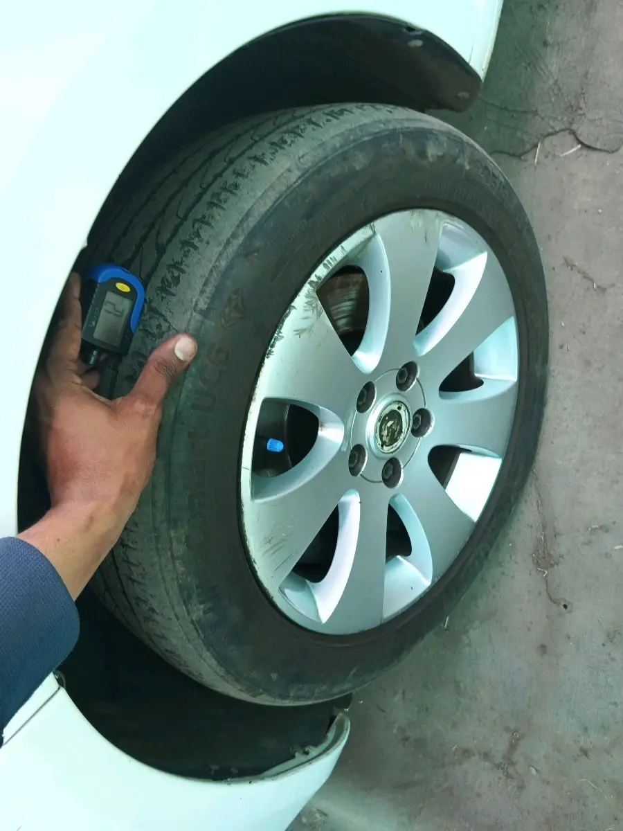 2013 Skoda Superb ELEGANCE 1.8 TSI MT, Petrol, Manual, 75,839 km, tyre
