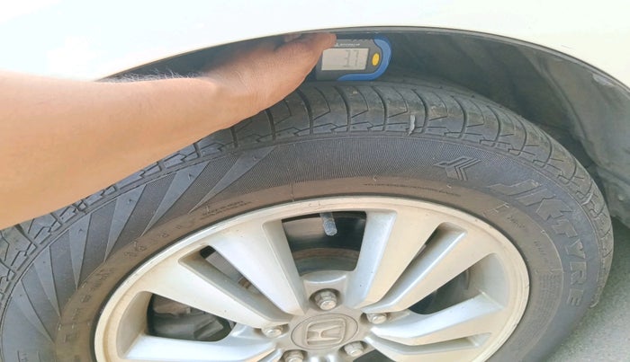 2011 Honda Accord 2.4L I-VTEC MT, Petrol, Manual, 1,21,551 km, tyre