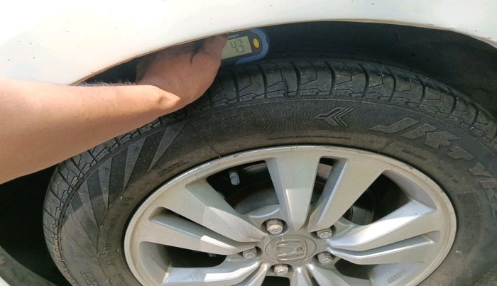 2011 Honda Accord 2.4L I-VTEC MT, Petrol, Manual, 1,21,551 km, tyre