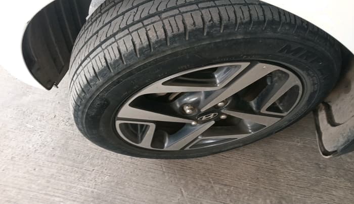2022 Hyundai AURA SX 1.2 CNG, CNG, Manual, 20,950 km, tyre