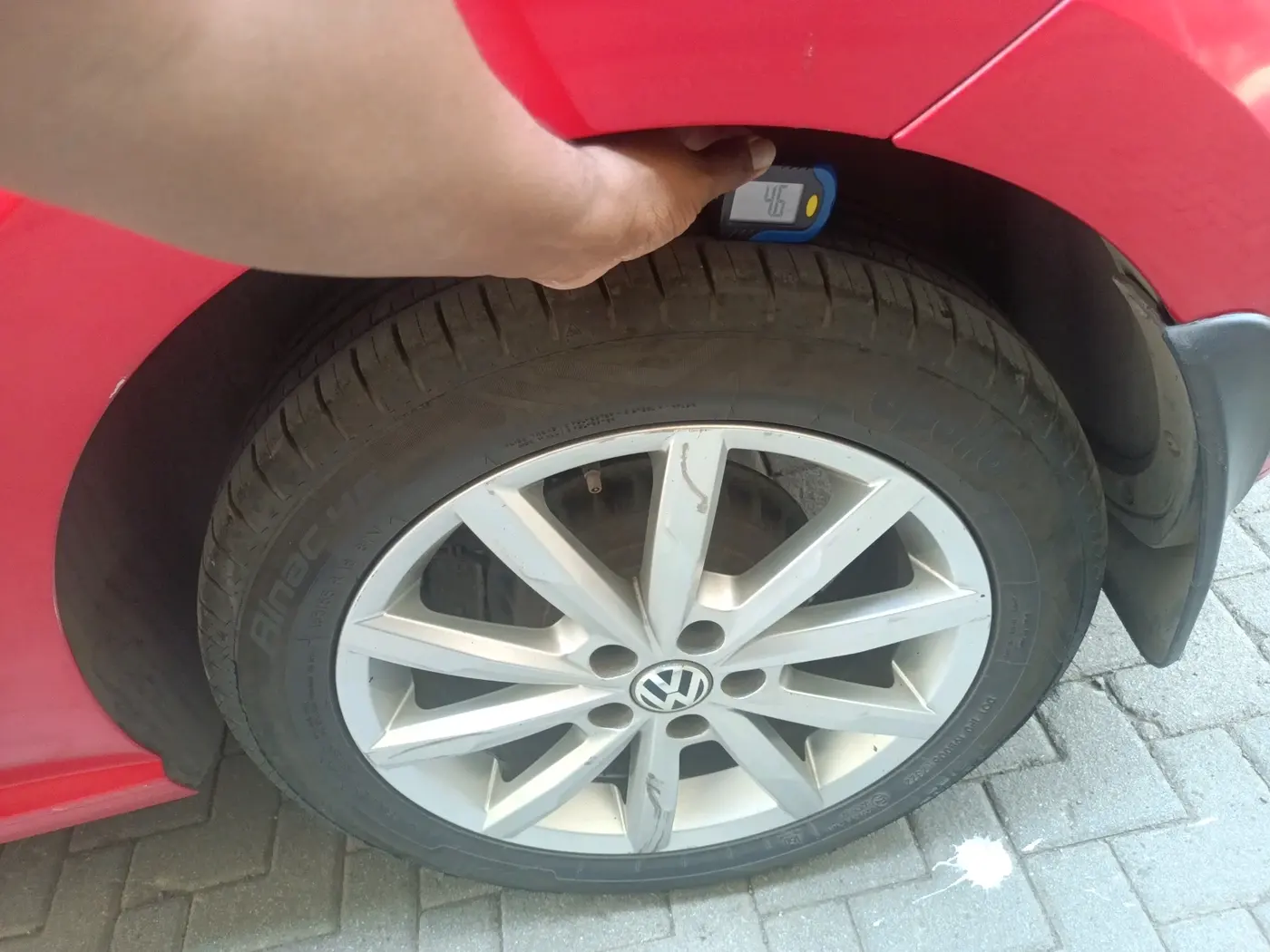 2018 Volkswagen Polo HIGHLINE PLUS 1.0 16 ALLOY, Petrol, Manual, 1,06,356 km, tyre