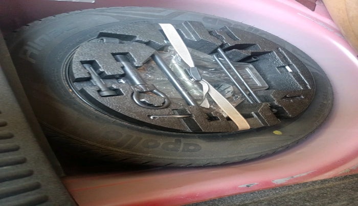 2018 Volkswagen Polo HIGHLINE PLUS 1.0 16 ALLOY, Petrol, Manual, 1,06,356 km, tyre