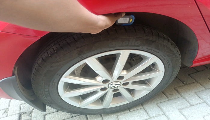 2018 Volkswagen Polo HIGHLINE PLUS 1.0 16 ALLOY, Petrol, Manual, 1,06,356 km, tyre