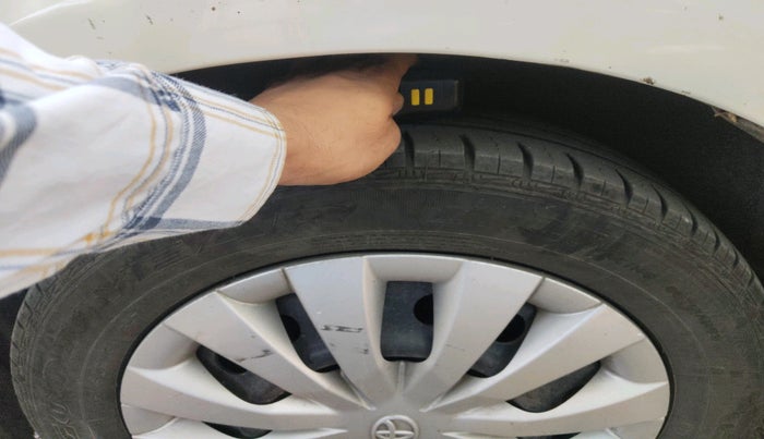 2013 Toyota Etios G, Petrol, Manual, 85,594 km, tyre