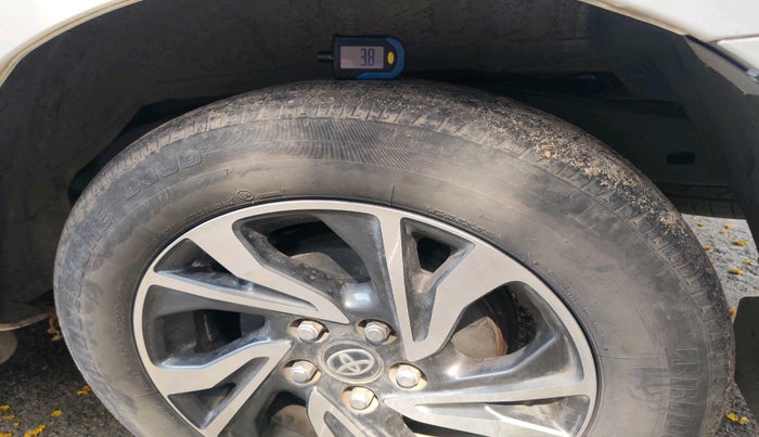 2022 Toyota Innova Crysta 2.4 VX 8 STR, Diesel, Manual, 50,310 km, tyre