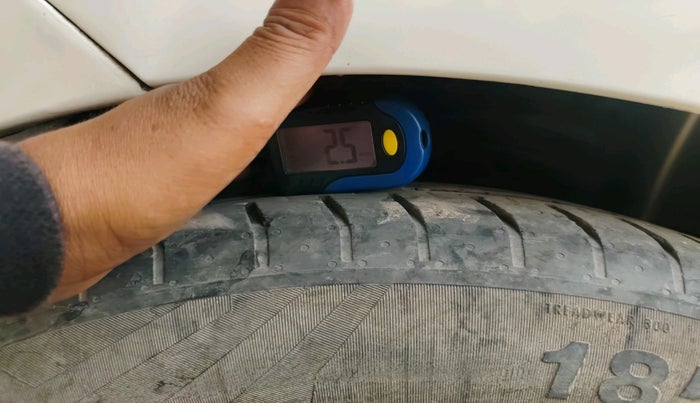 2019 Maruti Swift ZXI AMT, CNG, Automatic, 70,722 km, tyre