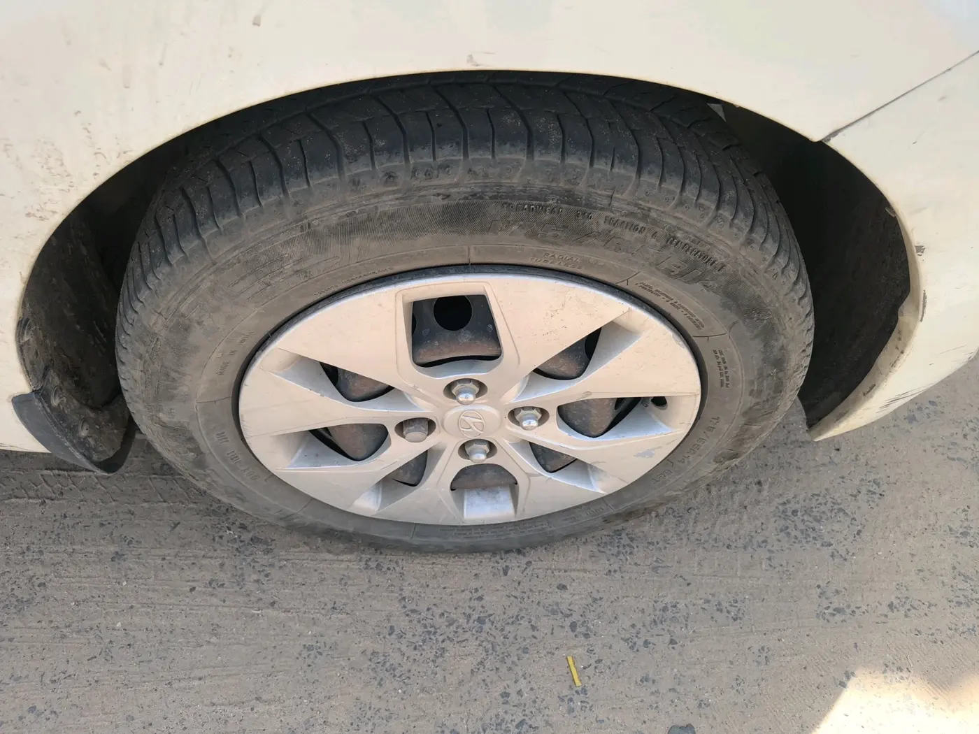 2014 Hyundai Xcent S 1.2, Petrol, Manual, 1,20,810 km, tyre