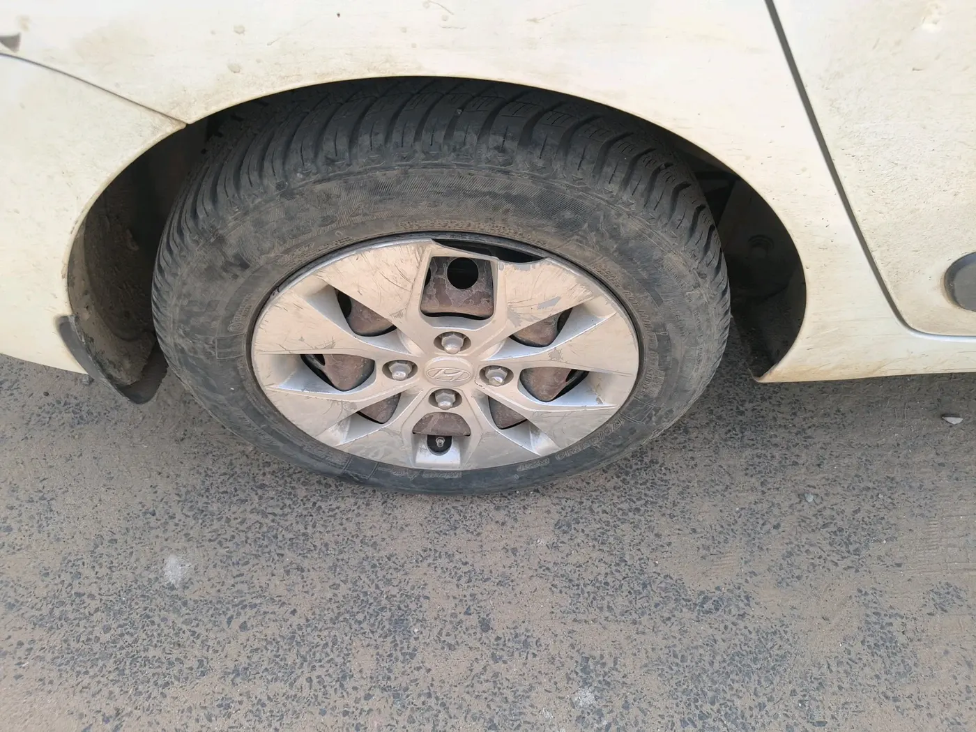 2014 Hyundai Xcent S 1.2, Petrol, Manual, 1,20,810 km, tyre