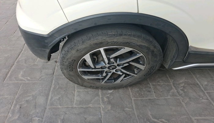 2022 Mahindra XUV300 W8 (O) 1.2 PETROL AMT, Petrol, Automatic, 61,190 km, tyre