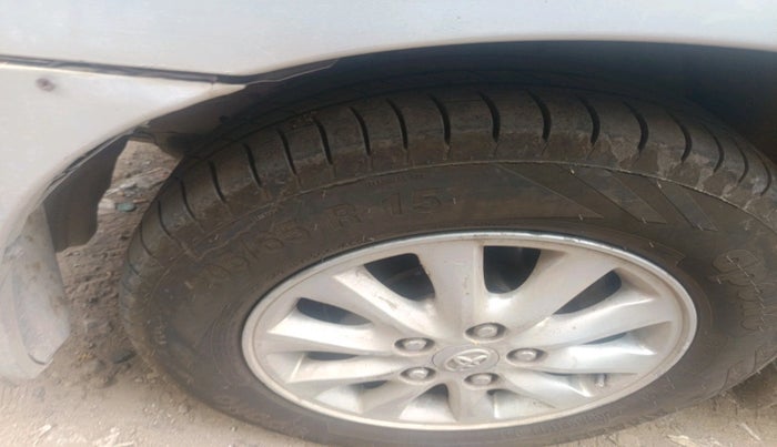 2013 Toyota Innova 2.5 VX 7 STR, Diesel, Manual, 1,54,820 km, tyre