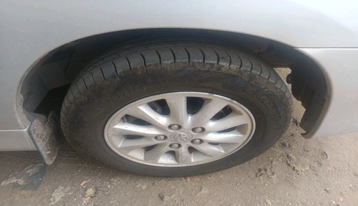 2013 Toyota Innova 2.5 VX 7 STR, Diesel, Manual, 1,54,820 km, tyre