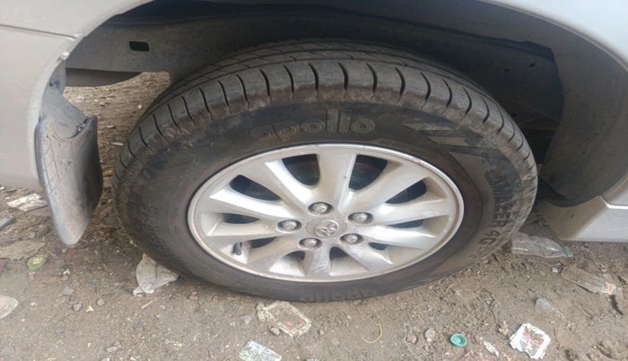 2013 Toyota Innova 2.5 VX 7 STR, Diesel, Manual, 1,54,820 km, tyre