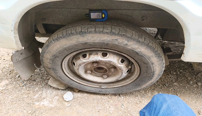 2011 Maruti OMNI E 8 STR, CNG, Manual, 2,33,639 km, tyre