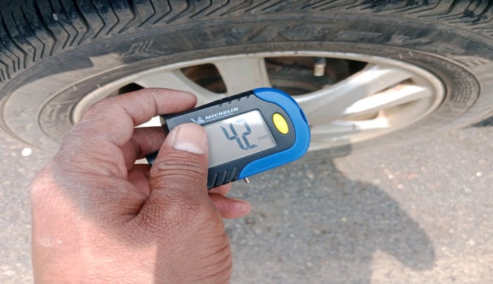 2012 Honda Brio V MT, Petrol, Manual, 1,18,005 km, tyre