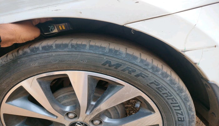 2016 Hyundai Verna FLUIDIC 4S 1.6 VTVT SX, Petrol, Manual, 1,15,824 km, tyre