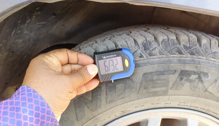 2019 Mahindra TUV300 T10 DUAL TONE, Diesel, Manual, 1,59,356 km, tyre