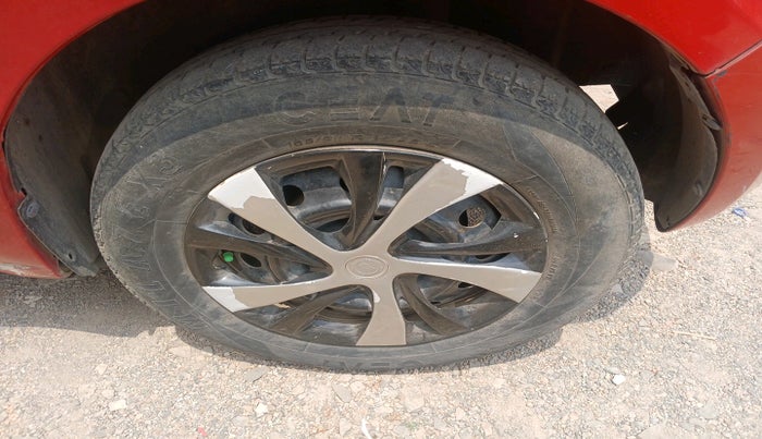 2010 Maruti Swift VXI, CNG, Manual, 1,44,391 km, tyre