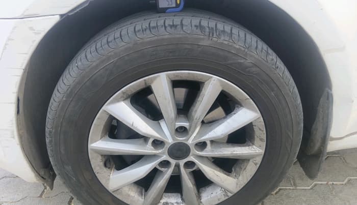2015 Skoda Octavia ELEGANCE 2.0 TDI AT, Diesel, Automatic, 1,88,427 km, tyre