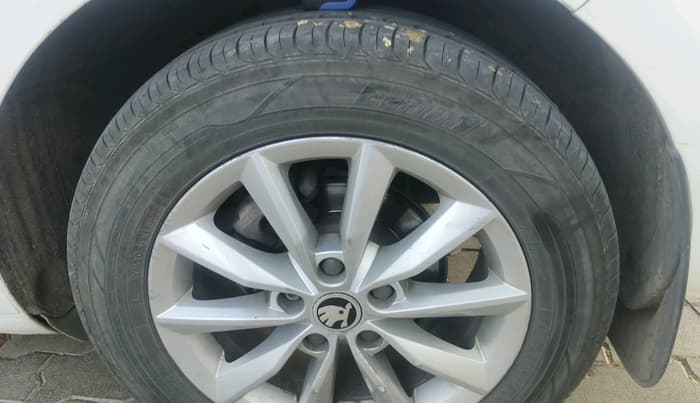 2015 Skoda Octavia ELEGANCE 2.0 TDI AT, Diesel, Automatic, 1,88,427 km, tyre