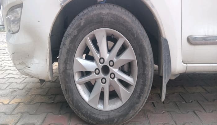 2017 Toyota Innova Crysta 2.4 G 8 STR, Diesel, Manual, 72,695 km, tyre