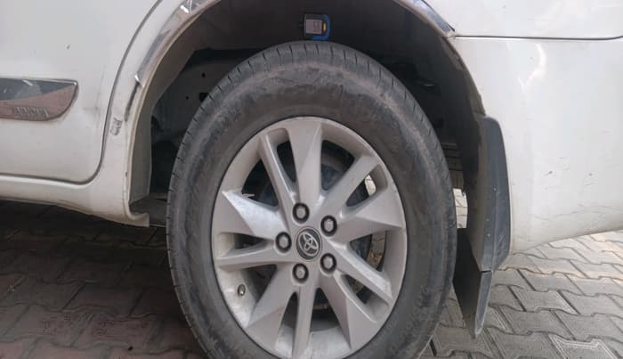 2017 Toyota Innova Crysta 2.4 G 8 STR, Diesel, Manual, 72,695 km, tyre