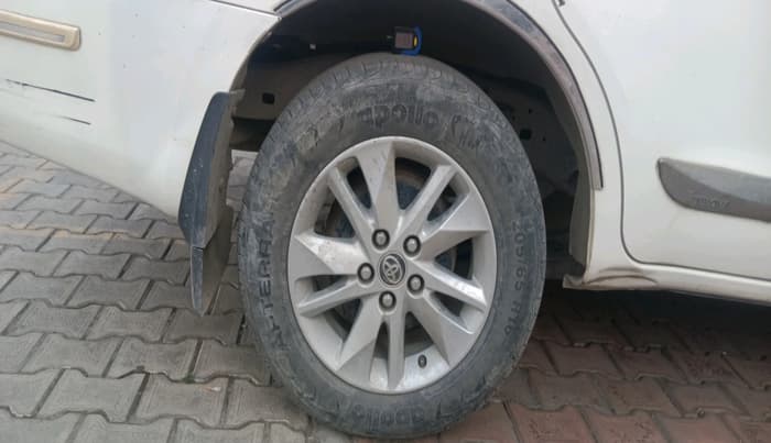 2017 Toyota Innova Crysta 2.4 G 8 STR, Diesel, Manual, 72,695 km, tyre