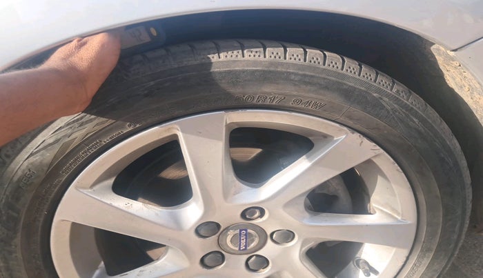 2014 Volvo S60 Kinetic D4, Diesel, Automatic, 1,38,481 km, tyre