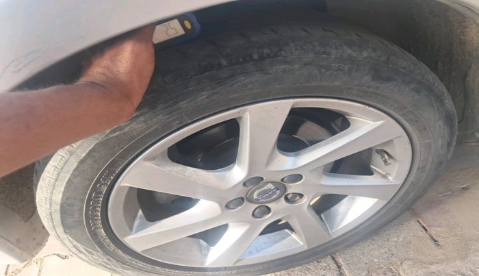 2014 Volvo S60 Kinetic D4, Diesel, Automatic, 1,38,481 km, tyre