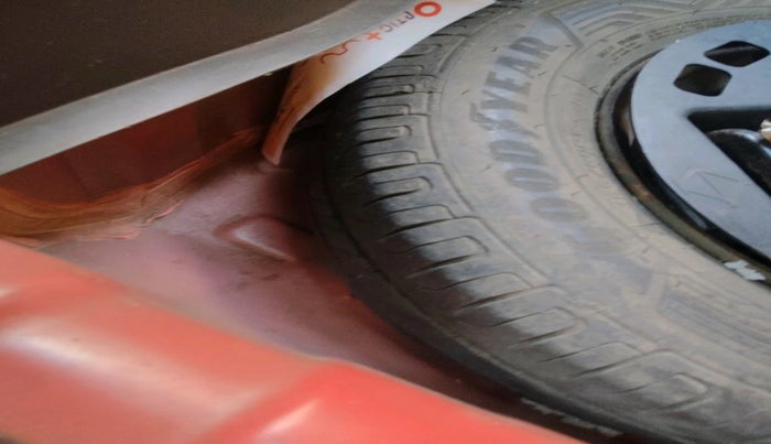 2011 Hyundai i10 ASTA 1.2 AT SUNROOF, Petrol, Automatic, 1,16,487 km, tyre