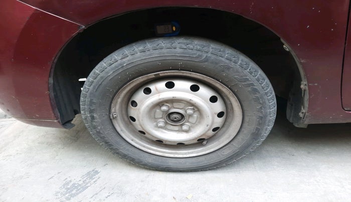 2011 Maruti Wagon R 1.0 LXI CNG, CNG, Manual, 2,00,370 km, tyre