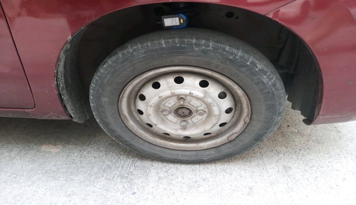 2011 Maruti Wagon R 1.0 LXI CNG, CNG, Manual, 2,00,370 km, tyre