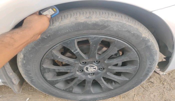 2014 Skoda Rapid 1.5 TDI CR ELEGANCE, Diesel, Manual, 1,05,457 km, tyre