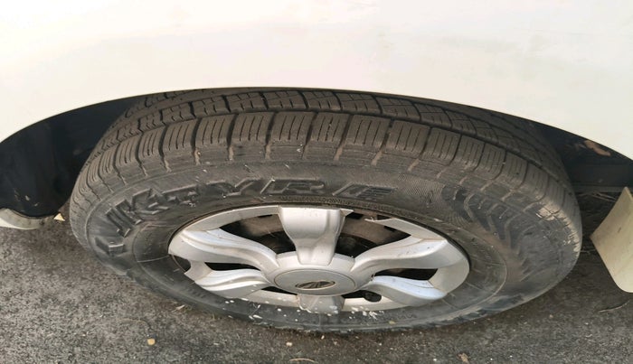 2011 Mahindra Xylo E6 BS-III, Diesel, Manual, 1,38,772 km, tyre