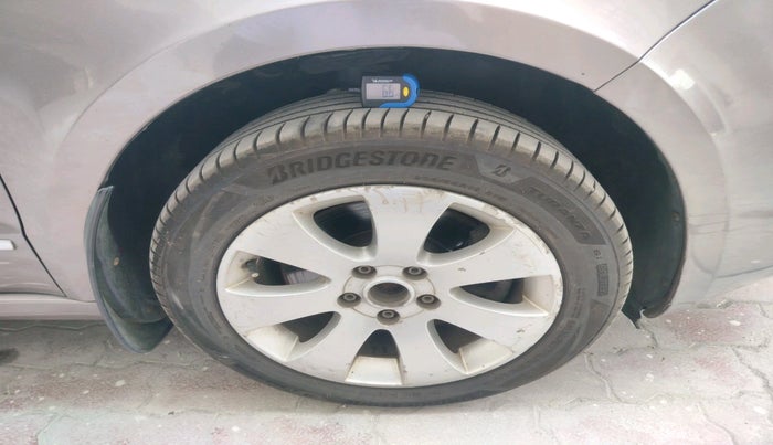 2012 Skoda Superb ELEGANCE 2.0 TDI CR AT, Diesel, Automatic, 1,61,890 km, tyre