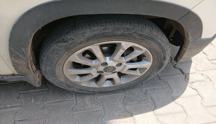2017 Mahindra Kuv100 K8 6 STR, Petrol, Manual, 26,932 km, tyre