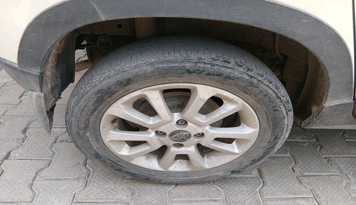 2017 Mahindra Kuv100 K8 6 STR, Petrol, Manual, 26,932 km, tyre