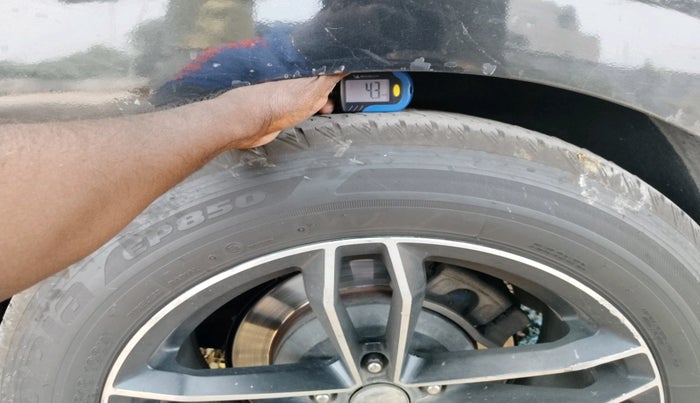 2020 KIA CARNIVAL LIMOUSINE 2.2 7 STR, Diesel, Automatic, 2,26,051 km, tyre