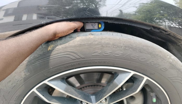 2020 KIA CARNIVAL LIMOUSINE 2.2 7 STR, Diesel, Automatic, 2,26,051 km, tyre