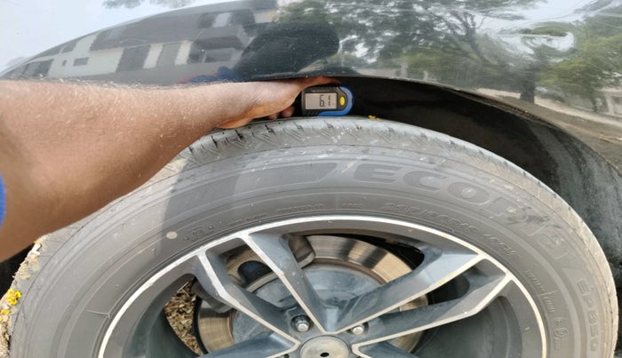 2020 KIA CARNIVAL LIMOUSINE 2.2 7 STR, Diesel, Automatic, 2,26,051 km, tyre