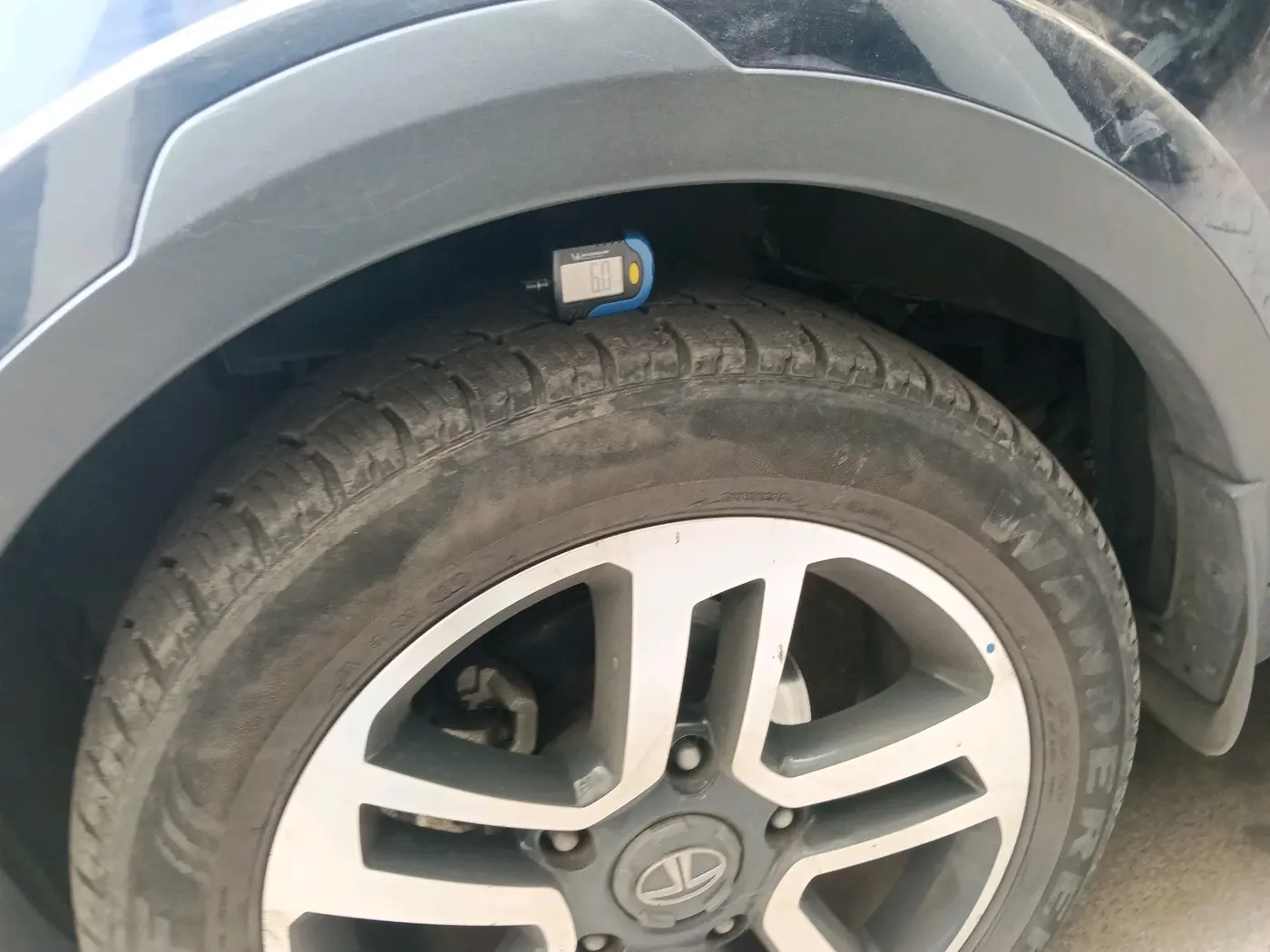 2017 Tata Hexa XT 4X2 7 STR, Diesel, Manual, 30,821 km, tyre