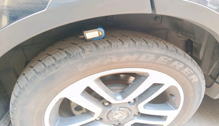 2017 Tata Hexa XT 4X2 7 STR, Diesel, Manual, 30,821 km, tyre