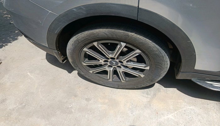 2021 Mahindra XUV700 AX 7 P AT 7 STR, Petrol, Automatic, 46,292 km, tyre