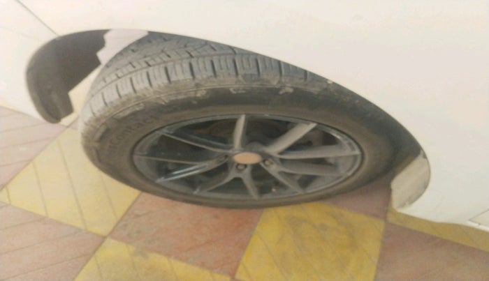 2018 Toyota Innova Crysta 2.8 ZX AT 7 STR, Diesel, Automatic, 3,16,126 km, tyre