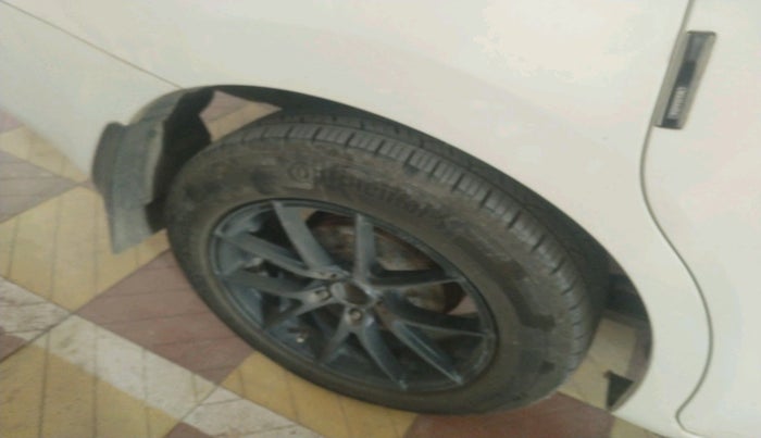 2018 Toyota Innova Crysta 2.8 ZX AT 7 STR, Diesel, Automatic, 3,16,126 km, tyre