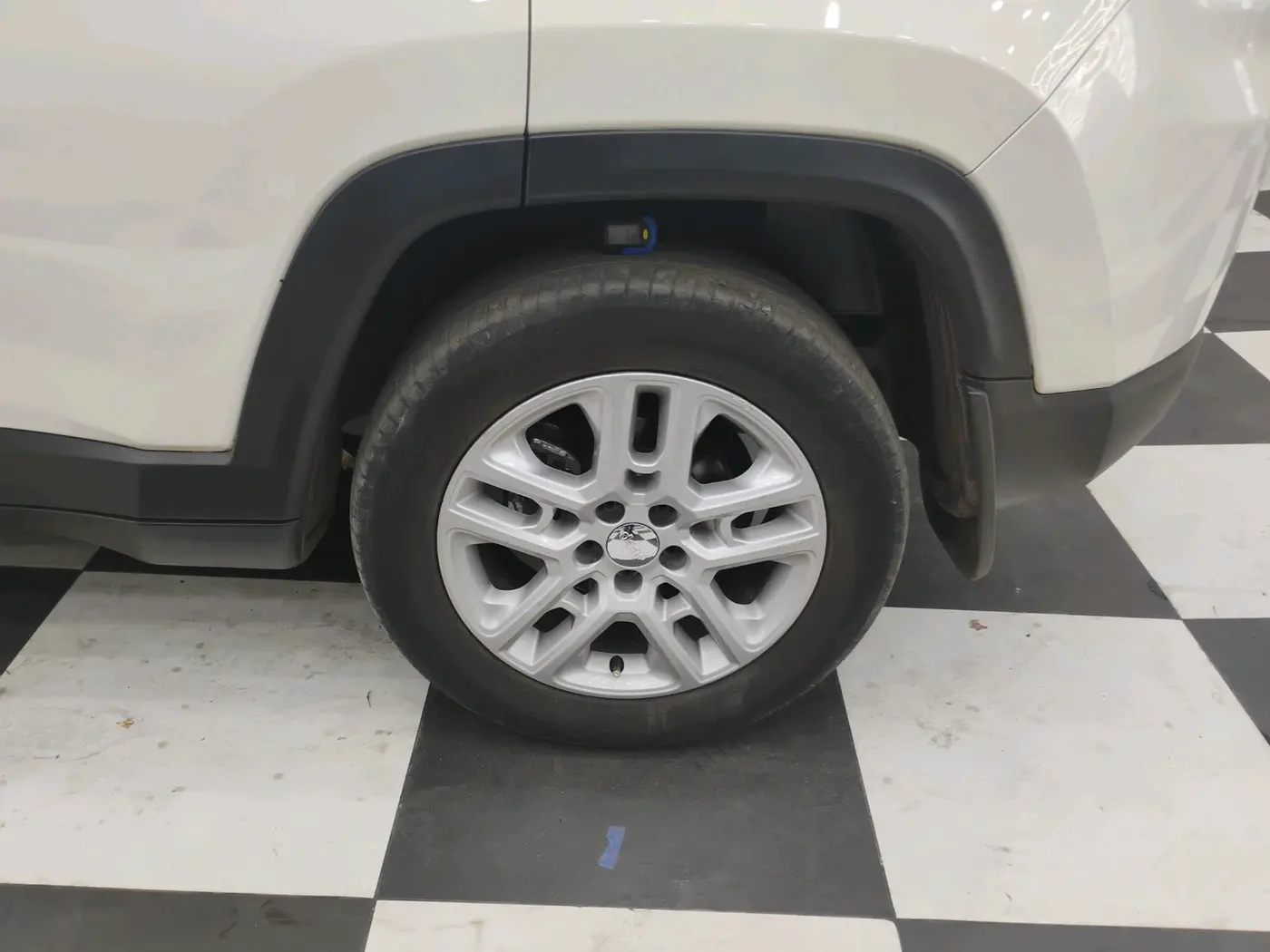 2017 Jeep Compass LIMITED (O) 2.0 DIESEL, Diesel, Manual, 2,03,912 km, tyre