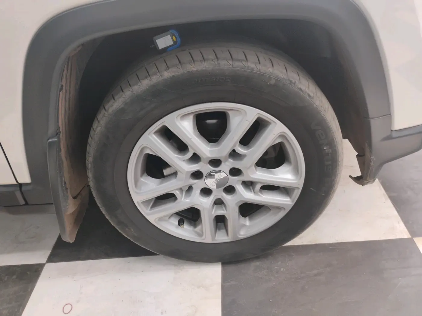 2017 Jeep Compass LIMITED (O) 2.0 DIESEL, Diesel, Manual, 2,03,912 km, tyre