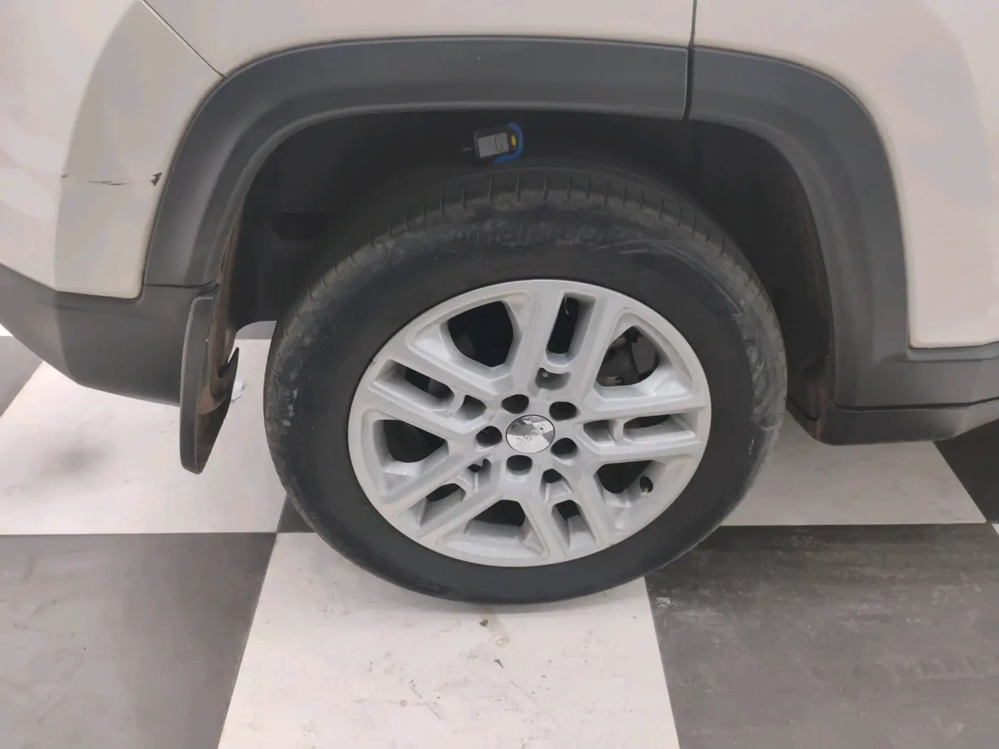 2017 Jeep Compass LIMITED (O) 2.0 DIESEL, Diesel, Manual, 2,03,912 km, tyre