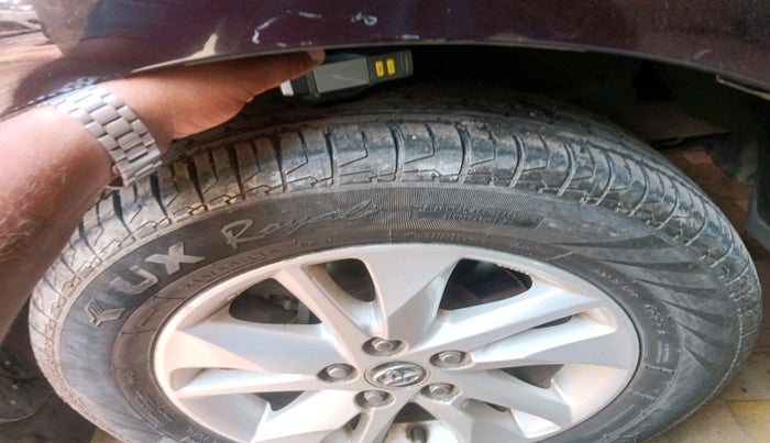 2017 Toyota Innova Crysta 2.4 VX 8 STR, Diesel, Manual, 69,520 km, tyre